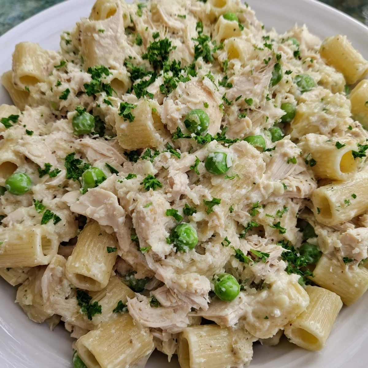 Imagine the aroma! This Slow Cooker Chicken Alfredo Pasta Bake boasts perfectly cooked pasta in a luscious sauce.